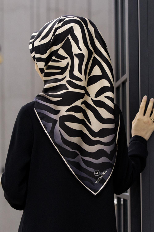 %100 Twill İpek Zebra Desenli Krem - Siyah Renkli 90x90 Eşarp Dikim Şekli : El Dikişi