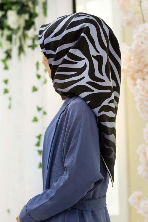 %100 Twill İpek Zebra Desenli İndigo - Siyah Renkli 90x90 Eşarp Dikim Şekli : El Dikişi