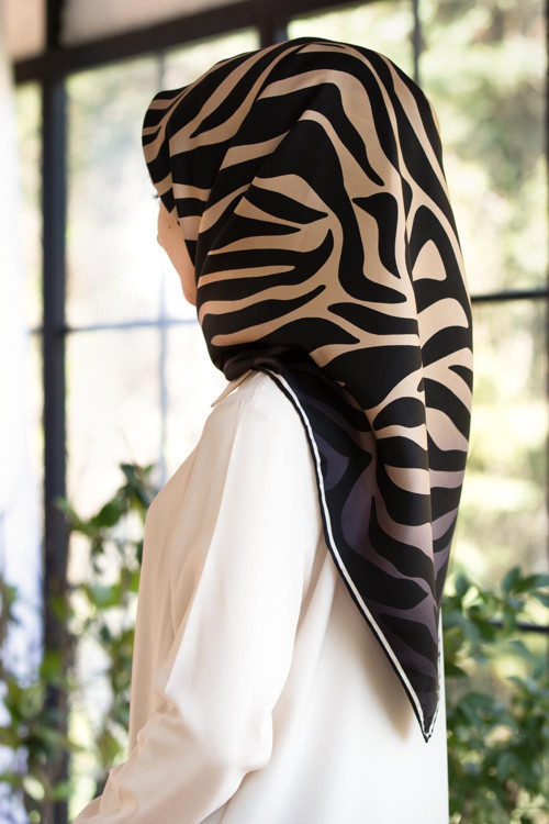 %100 Twill İpek Zebra Desenli Bej - Siyah Renkli 90x90 Eşarp Dikim Şekli : El Dikişi