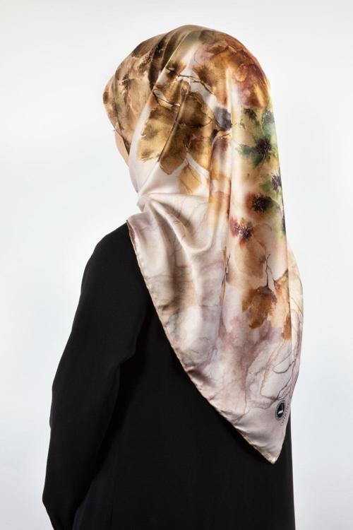 Kirstal Sulu Boya Çiçek Desenli Bej Renkli 90x90 Eşarp (İpek İçermez) Kenar Dikiş Şekli El Dikişli