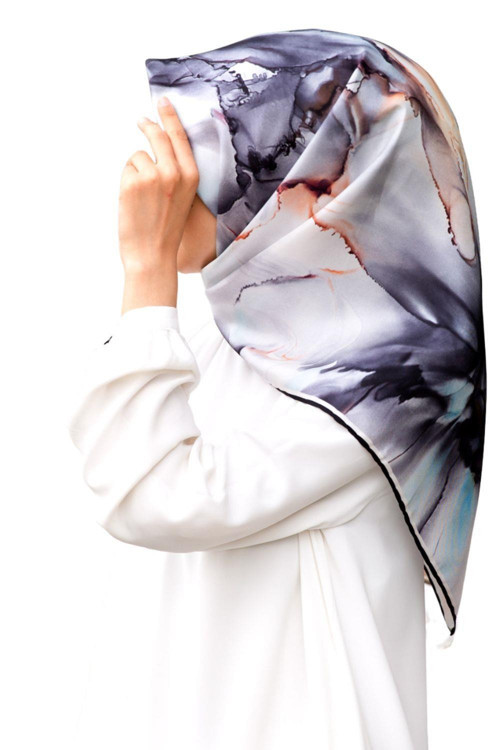 %100 Twill İpek Batik Çiçek Desenli Gri - Bebe Mavisi Renkli 90x90 Eşarp Kenar Dikiş Şekli El Dikişli