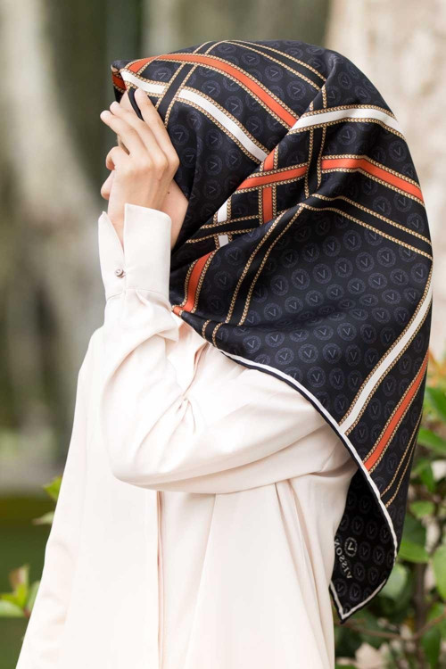 %100 Twill İpek Gold Şeritli Monogram Desenli Siyah - Taba Renkli 90x90 Eşarp Dikim Şekli : El Dikişi