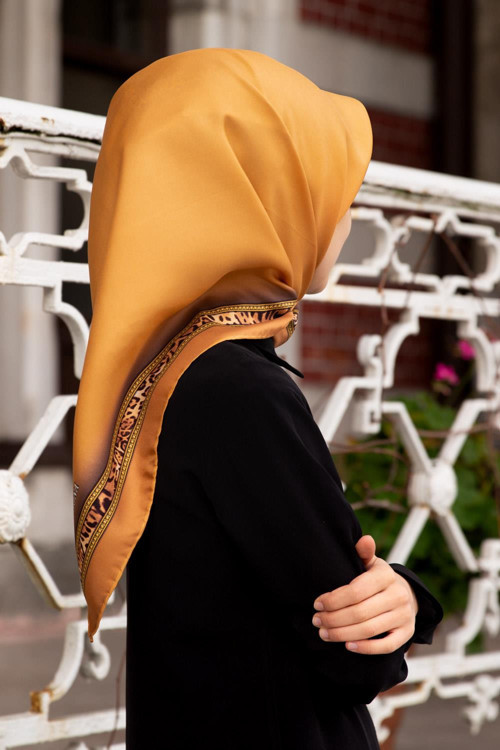 %100 Twill İpek Bordürü Leoparlı Düz Desenli Gold - Gold Renkli 90x90 Eşarp Dikim Şekli : El Dikişi