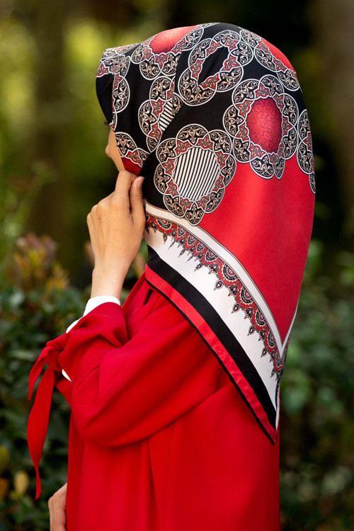 %100 Twill Türk Motifi Desenli Siyah - Kırmızı Renkli 90x90 Eşarp Dikim Şekli: El Dikişi