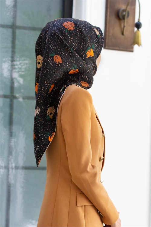 %100 Twill İpek Çıtır Çiçek Desenli Siyah - Taba Renkli 90x90 Eşarp Dikim Şekli : El Dikişi