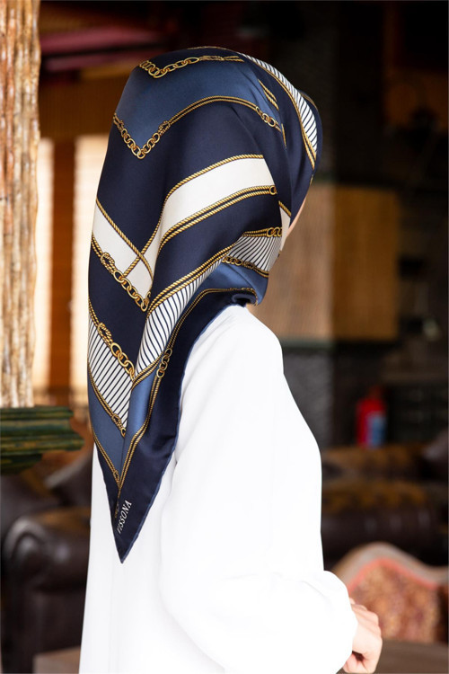 %100 Twill İpek Zincir Detaylı Geometrik Desenli Lacivert - İndigo Renkli 90x90 Eşarp Dikim Şekli : El Dikişi