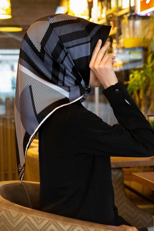 %100 Twill İpek Geometrik Desenli Gri - Siyah Renkli 90x90 Eşarp Dikim Şekli : El Dikişi