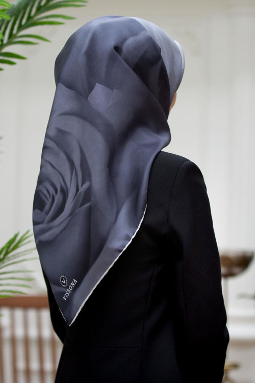 %100 Twill İpek Gül Desenli Gri - Gümüş Renkli 90x90 Eşarp Dikim Şekli : El Dikişi