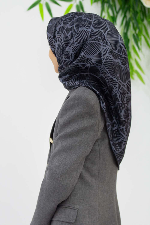 %100 Twill İpek Geometrik Desenli Gri - Siyah Renkli 90x90 Eşarp Dikim Şekli : El Dikişi