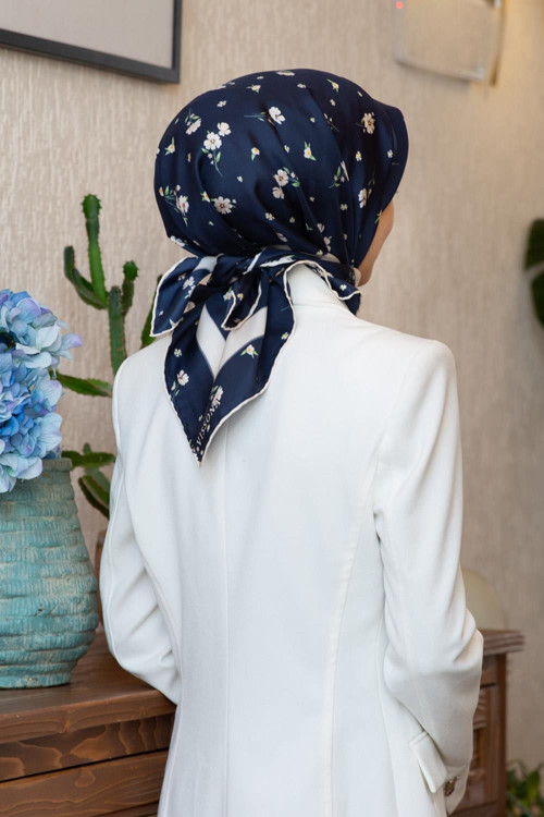 100% Twill İpek Bordürlü Çıtır Çiçek Desenli Lacivert - Krem Renkli 90x90 Dikim Şekli : El Dikişi Eşarp