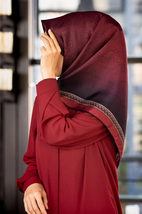 % 57 İPEK % 43 VİSKON Twill Barok Desenli Bordo Renkli 90x90 Eşarp Dikim Şekli: El Dikişi