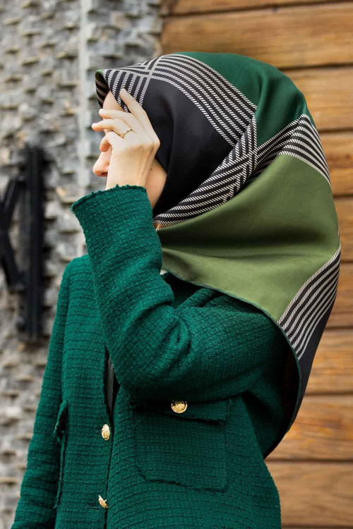 %100 Twill İpek Geometrik Desenli Zümrüt Yeşili Renkli 90x90 Eşarp Dikim Şekli : El Dikişi