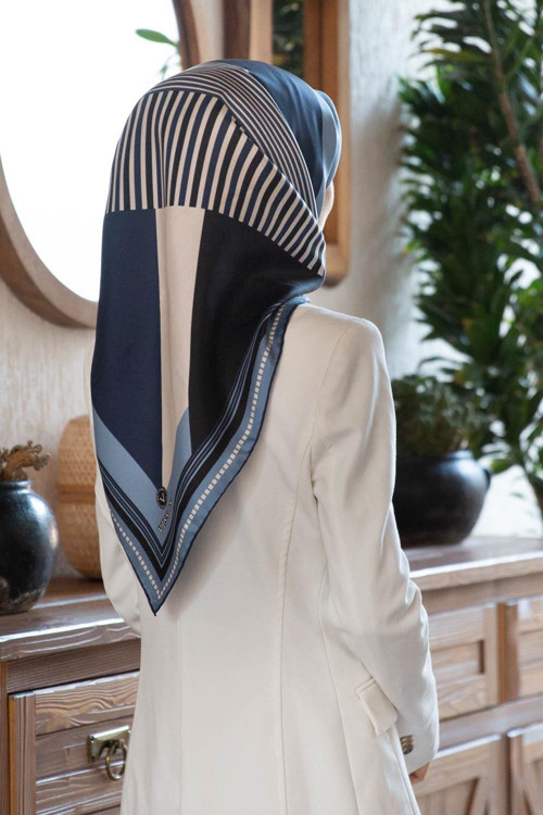 %100 Twill İpek Geometrik Desenli Gri Renkli 90x90 Eşarp Dikim Şekli : El Dikişi