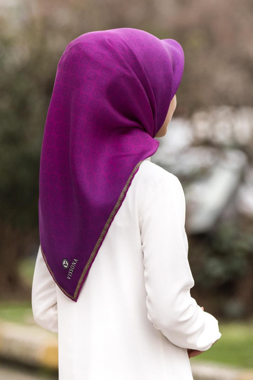 %100 Twill İpek Monogram Desenli Mürdüm Renkli 90x90 Eşarp Dikim Şekli : El Dikişi