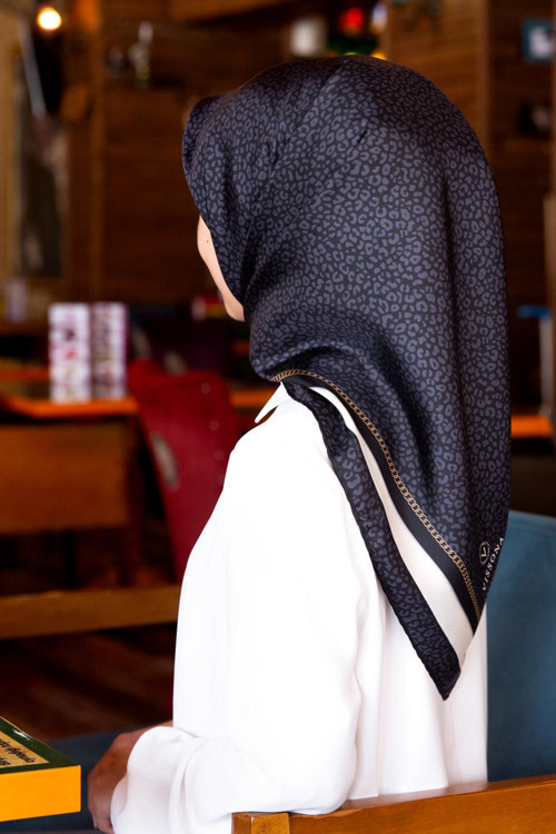 %100 Twill İpek Leopar Desenli Siyah Renkli 90x90 Eşarp Dikim Şekli : El Dikişi