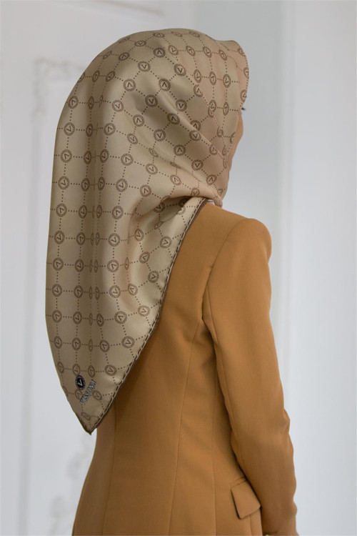 %100 Twill İpek Monogram Desenli Bej Renkli 90x90 Eşarp Dikim Şekli : El Dikişi