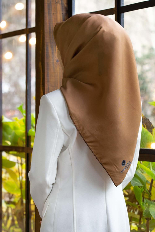 %100 Twill İpek Düz Camel Renkli Daha Tok Exclusive Serisi 90x90 Eşarp Dikim Şekli : El Dikişi