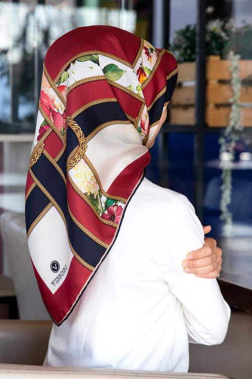 100% Twill İpek Şeritli Çiçek Desenli Bordo - Lacivert Renkli 90x90 Dikim Şekli : El Dikişi Eşarp