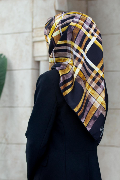 %100 Twill İpek Ekose Desenli Siyah - Gold Renkli 90x90 Eşarp Kenar Dikiş Şekli El Dikişli