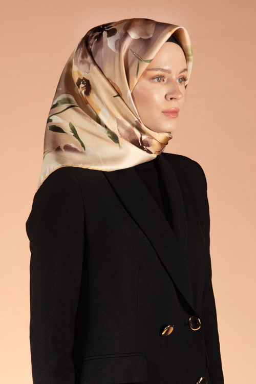 %100 Twill İpek Çiçek Desenli Bej - Sütlü Kahve Renkli 90x90 Dikim Şekli : El Dikişi Eşarp