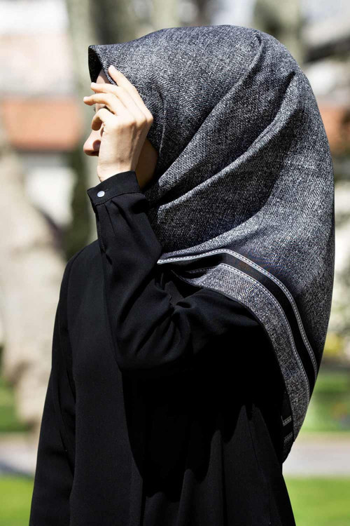 % 57 İPEK % 43 VİSKON Twill İpek Dokulu Şerit Desenli Siyah - Gri Renkli 90x90 Eşarp Dikim Şekli : El Dikişi