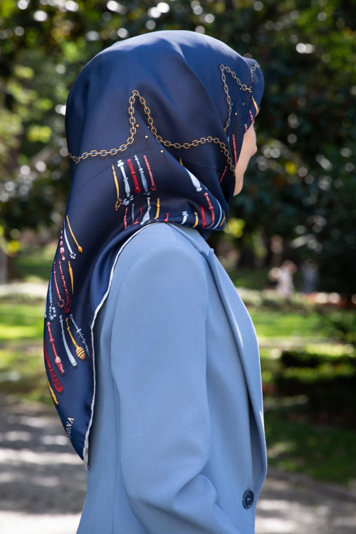 %100 Twill İpek Zincir Desenli Lacivert Renkli 90x90 Eşarp Dikim Şekli : El Dikişi
