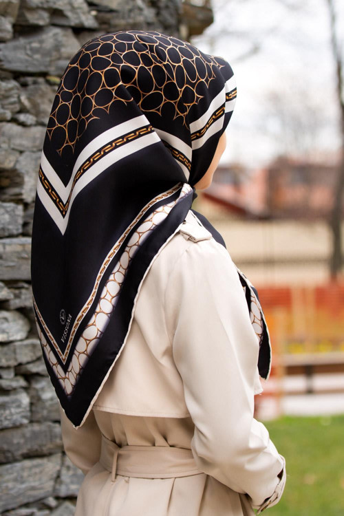 % 57 İPEK %43 VİSKON Twill İpek Gold Halka Desenli Siyah - Krem Renkli 90x90 Eşarp Dikim Şekli : El Dikişi