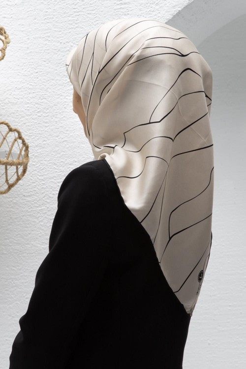 %100 Twill İpek Çizgi Desenli Krem - Siyah Renkli 90x90 Eşarp Dikim Şekli : El Dikişi