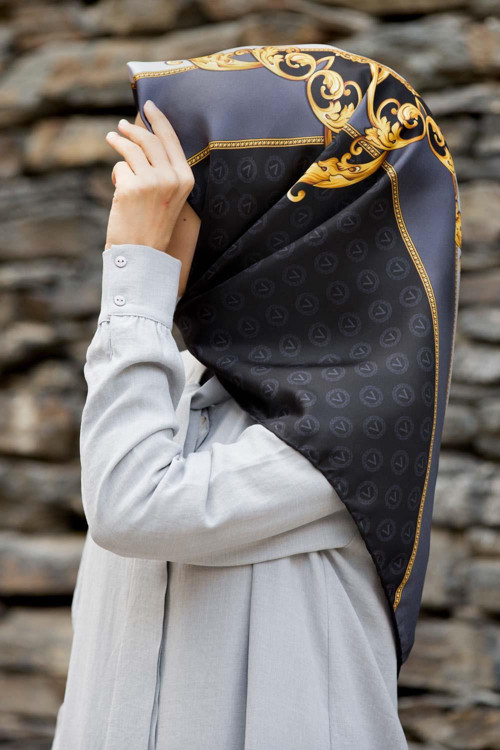 %100 Twill İpek Monogram Ve Barok Desenli Siyah - Gri Renkli 90x90 Eşarp Dikim Şekli : El Dikişi