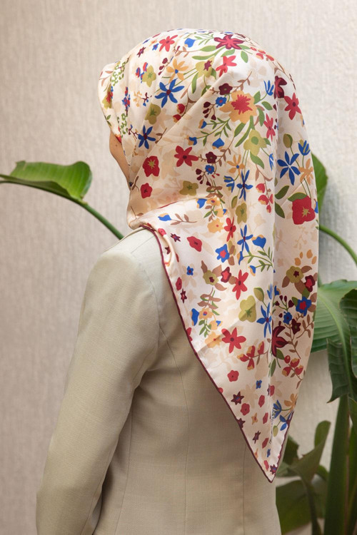 %100 Twill İpek Çıtır Çiçek Desenli Krem - Bordo Renkli 90x90 Eşarp Dikim Şekli : El Dikişi
