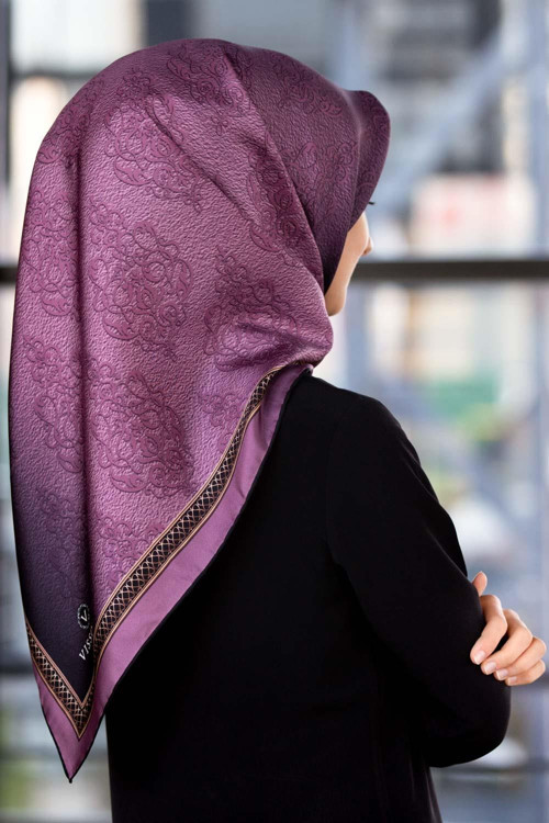 % 57 İPEK % 43 VİSKON Twill Barok Desenli Lila Renkli 90x90 Eşarp Dikim Şekli: El Dikişi