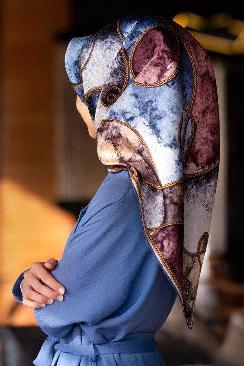 % 57 İPEK % 43 VİSKON Twill İpek Zincirli Mermer Desenli Bebe Mavisi - Pudra Renkli 90x90 Eşarp Dikim Şekli : El Dikişi