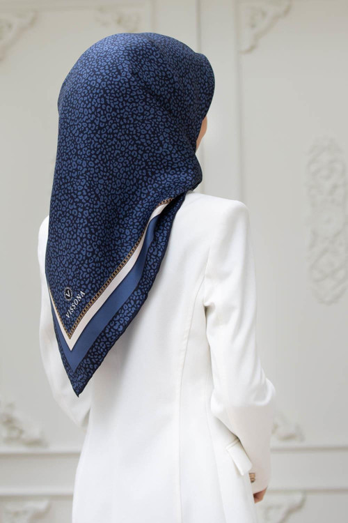 % 57 İPEK % 43 VİSKON Twill İpek Leopar Desenli Lacivert - İndigo Renkli 90x90 Eşarp Dikim Şekli : El Dikişi