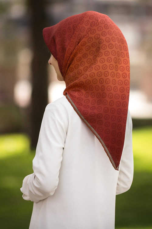 %100 Twill İpek Monogram Desenli Taba Renkli 90x90 Eşarp Dikim Şekli : El Dikişi