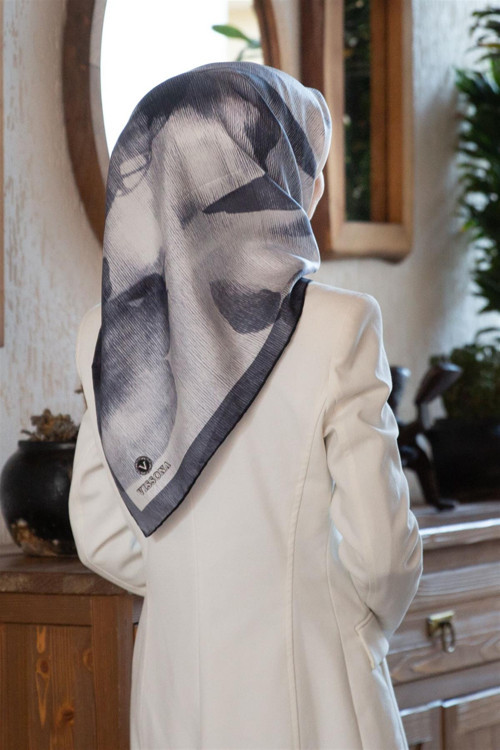 %100 Twill İpek Yaprak Desenli Gri - Siyah Renkli 90x90 Eşarp Dikim Şekli : El Dikişi