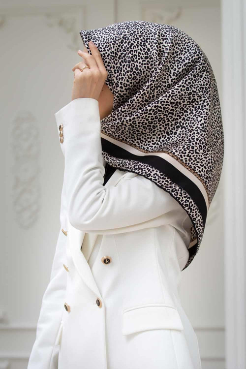 % 57 İPEK % 43 VİSKON Twill İpek Leopar Desenli Krem - Siyah Renkli 90x90 Eşarp Dikim Şekli : El Dikişi
