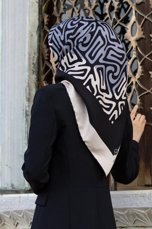 100% Twill İpek Bordürlü Dalga Desenli Siyah - Gri Renkli 90x90 Dikim Şekli : El Dikişi Eşarp