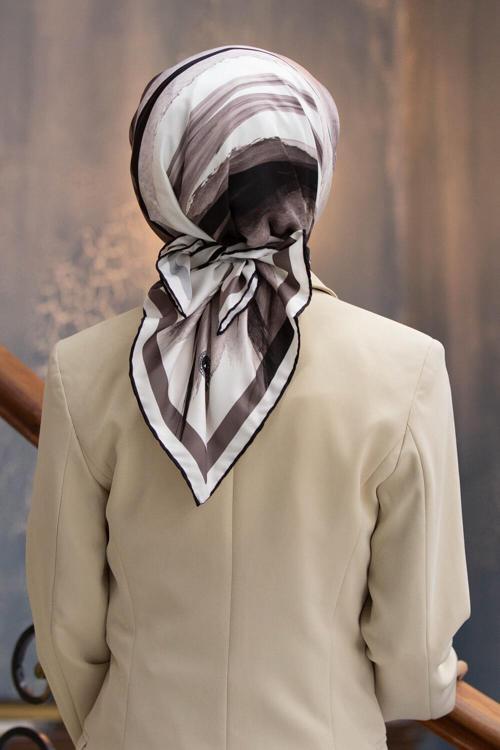 Twill Fırça Desenli Siyah - Krem Renkli 90x90 Eşarp (İpek İçermez) Kenar Dikiş Şekli El Dikişli