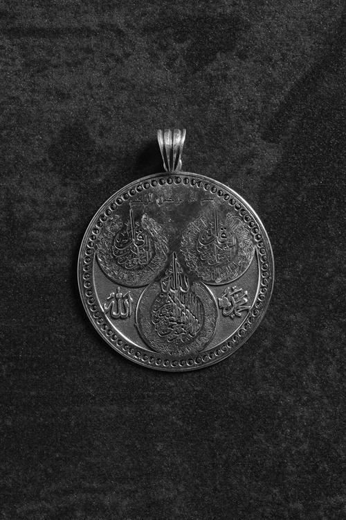 925 Ayar Gümüş Allah & Muhammed Yazılı Üçlü Hat Motifli Figürlü Gümüş Renk Erkek Kolye Ucu FRKU-1123