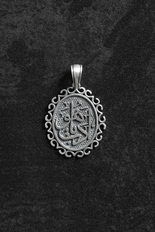 925 Ayar Gümüş El-Câmi Yazılı Figürlü Gümüş Renk Erkek Kolye Ucu FRKU-1118