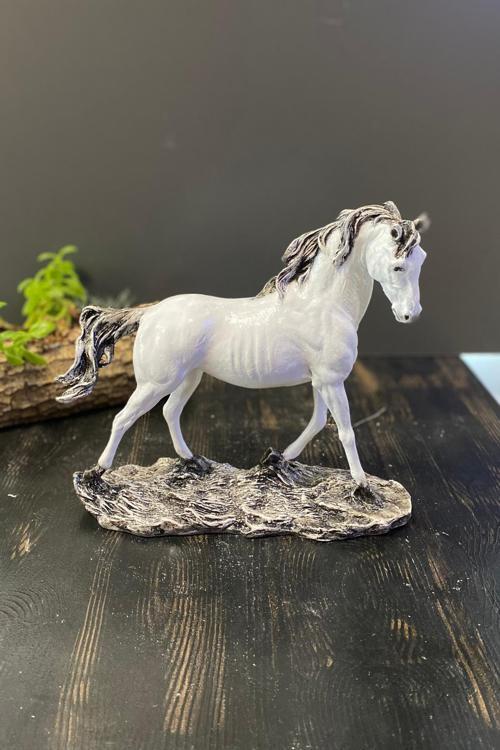 Yürüyen Beyaz At Kırat