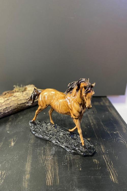 Kahverengi Yürüyen At