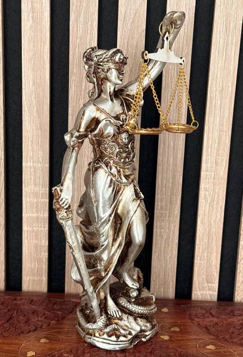 El Yapımı Adalet Heykeli 29 cm Avukat Savcı Hakim İçin Prestijli Hukuk Hediyesi Ofis & Adliye Deko