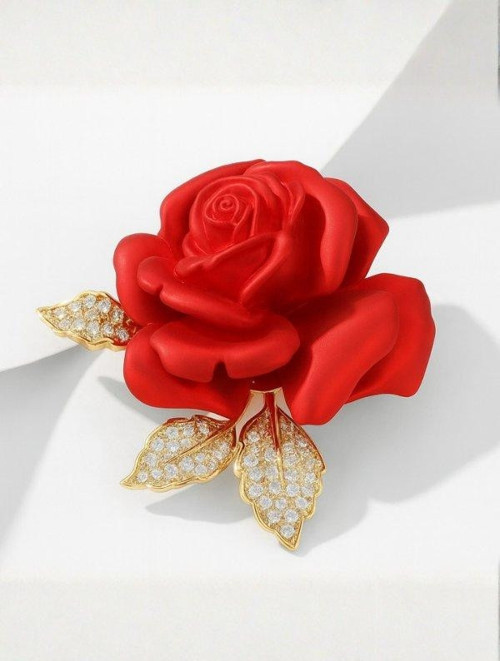 Taş İşlemeli Kırmızı Gül Broş – Altın Renk Yapraklı Zarif Kadın Aksesuar
