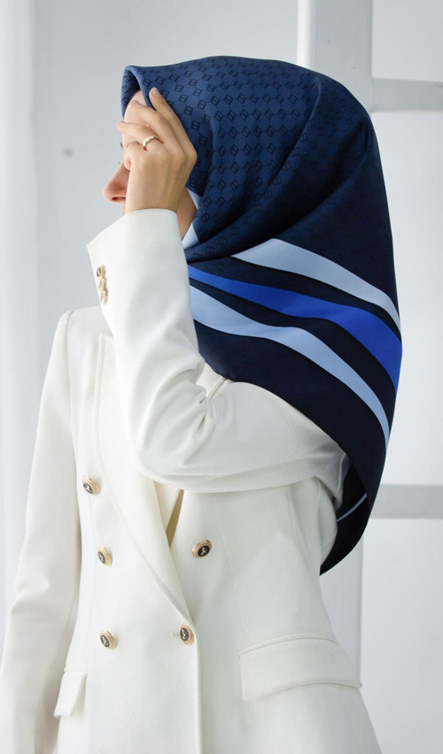 % 57 İPEK % 43 VİSKON Twill İpek Degrade Desenli Lacivert - İndigo Renkli 90x90 Eşarp Dikim Şekli : El Dikişi