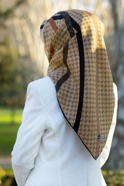 %57 İPEK %43 VİSKON Twill İpek Monogram Ve Şerit Desenli Bej - Siyah Renkli 90x90 Eşarp Dikim Şekli : El Dikişi