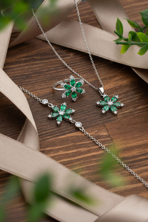 925 Ayar Zümrüt Taşlı Rodyum Lotus Çiçeği 3'lü Gümüş Set