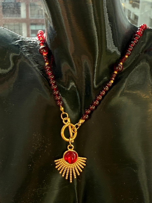 Gold Çelik Uçlu Modern Cool Tarz Bordo Taşlı Boncuk Kolye 60 cm