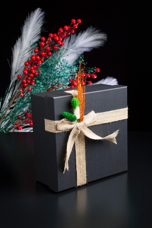 Hediye Kutusu Siyah - Kırpık Kağıt - 1. Sınıf Kurdele- Kuru Çiçek Süsleme - Yılbaşı