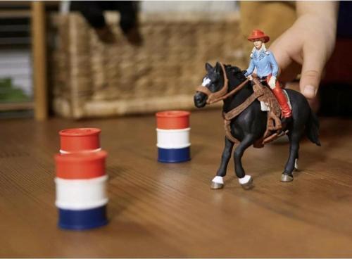 Schleich Kovboy Kız ve Fıçılı At Yarışı 42576 